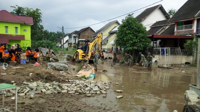 Tim gabungan bersihkan lumpur pasca banjir Medan (Foto: Datuk Haris/detikcom)
