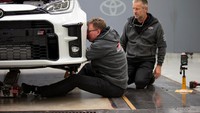 Sistem penggeraknya sendiri disalurkan ke empat roda oleh sistem 4WD sport terbaru GR-FOUR, yang menggunakan kopling multi-pelat untuk mengubah tenaga penggerak depan dan belakang. Teknologi ini diklaim bisa memberikan stabilitas pada kendaraan dan distribusi tenaga yang lebih merata. Foto: Response