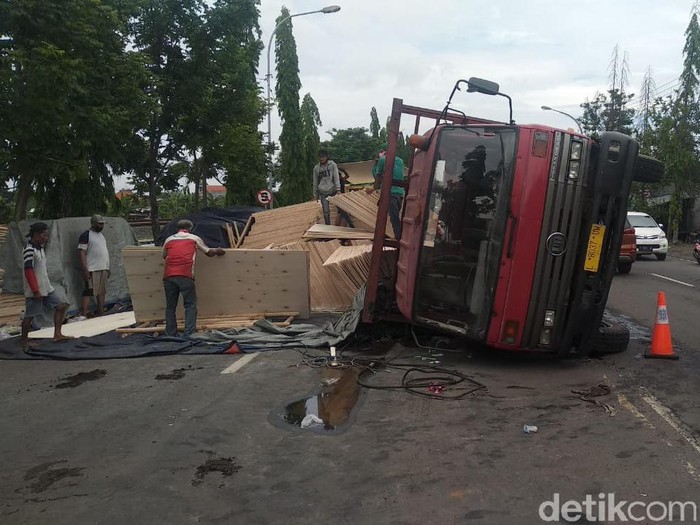 Truk Muat Triplek Terguling di jalur poros Lamongan
