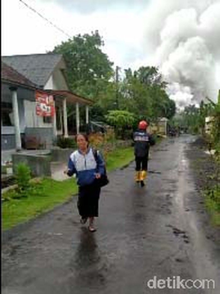 warga berlarian ada asap tebal semeru, petugas evakuasi