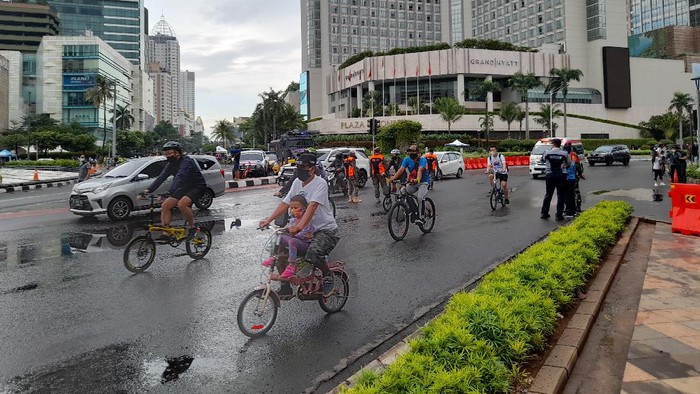 Warga berolahraga di Bundaran HI (Foto: Tiara Aliya/detikcom)