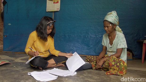 Yulianti harus keluar masuk hutan demi mendapatkan buah kapuk (Abdy/detikcom)