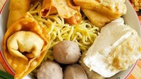 Di PIK ada tempat makan bakwan Malang yang enak dan kualitasnya terjaga. Namanya Bakwan Malang Jofa. Tak hanya jualan bakwan Malang, di sini ada batagor dan siomay juga. Foto: Instagram @bakwanmalang.jofa