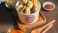 Konsepnya kekinian, Bakwan Malang Yok disajikan dalam kotak makanan seperti rice bowl. Pilihannya ada bakwan goreng dan rebus, bakso urat hingga bakso goreng. Foto: Instagram @bakwanmalangyok