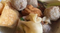 Bakwan Arema di Kembangan juga tak kalah enak. Semangkuk bakso diisi dengan tahu, bakwan rebus, bakso urat dan pangsit goreng. Foto: detikFood