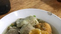 Di daerah Jakarta Pusat, ada Bakso Malang Sabang yang terkenal sejak dulu. Berdiri di kios sederhana, tapi bakwan Malang ini tak pernah kehilangan pelanggan setianya.  Foto: Instagram @fziarahma