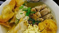 Di wilayah Jakarta Timur ada Bakso Bakwan Malang Cak Su Kumis yang eksis sejak dulu. Makan bakwan Malang di sini harus sabar mengantre ya. Foto: Instagram @aisyah_cantik25  