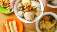 Dikemas dengan tampilan kekinian, makan bakwan Malang di Bakso Malang Nonik dijamin bikin nagih. Salah satu gerainya ada di Jakarta Barat. Foto: Instagram @baksomalangnonik