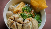 Tampil kekinian, Bakwan Malang 99 di Jakarta Utara punya banyak pilihan menu yang menggoda selera. Ada menu bakwan Malang sampai bakso telurnya yang besar. Foto: Instagram @bakwanmalang99