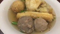 Letaknya di Cilincing, Jakarta Timur, tempat makan bakwan Malang ini direkomendasikan banyak orang. Namanya BBM, di sini tahu bakso dan bakso uratnya bikin nagih. Foto: detikFood