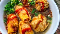 Terbilang legendaris, Bakso dan Bakwan Malang Cak Uban di Jakarta Utara wajib dikunjungi. Mulai dari bakso hingga pangsit gorengnya semua enak! Foto: Instagram !kardiovskuliner
