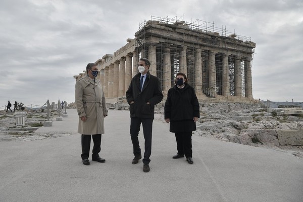 Mitsotakis mengatakan bahwa proyek itu didanai oleh pihak swasta yakni Onassis Foundation. Ia juga menjelaskan bahwa kini Acropolis dapat diakses semua orang tanpa kesulitan terhubung dengan rute klasik ke Bukit Acropolis. Mitsotakis mengatakan bahwa proyek itu didanai oleh pihak swasta yakni Onassis Foundation. Ia juga menjelaskan bahwa kini Acropolis dapat diakses semua orang tanpa kesulitan terhubung dengan rute klasik ke Bukit Acropolis.