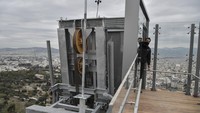 Pada tahun 2020, sistem itu diganti dengan versi modern berbentuk lift vertikal miring yang mengikuti kontur bukit. Penting dicatat: lift tidak ditempatkan di struktur tangga kuno Acropolis, tapi di sisi bukit yang dianggap aman secara konservasi. (Louisa Gouliamaki/AP)