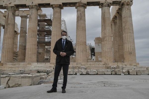 Perdana Menteri Yunani Kyriakos Mitsotakis meresmikan fasilitas baru yang dirancang agar pengguna kursi roda dan penyandang disabilitas lainnya dapat berjalan-jalan di Acropolis. Perdana Menteri Yunani Kyriakos Mitsotakis meresmikan fasilitas baru yang dirancang agar pengguna kursi roda dan penyandang disabilitas lainnya dapat berjalan-jalan di Acropolis.