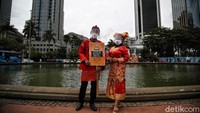 Pakaian yang dikenakan dalam sosialisasi ini berasal dari berbagai daerah di Indonesia.