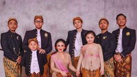 Kebersamaan dengan Azriel, Amora dan juga Kalen serta keluarga lainnya. Foto: Instagram
