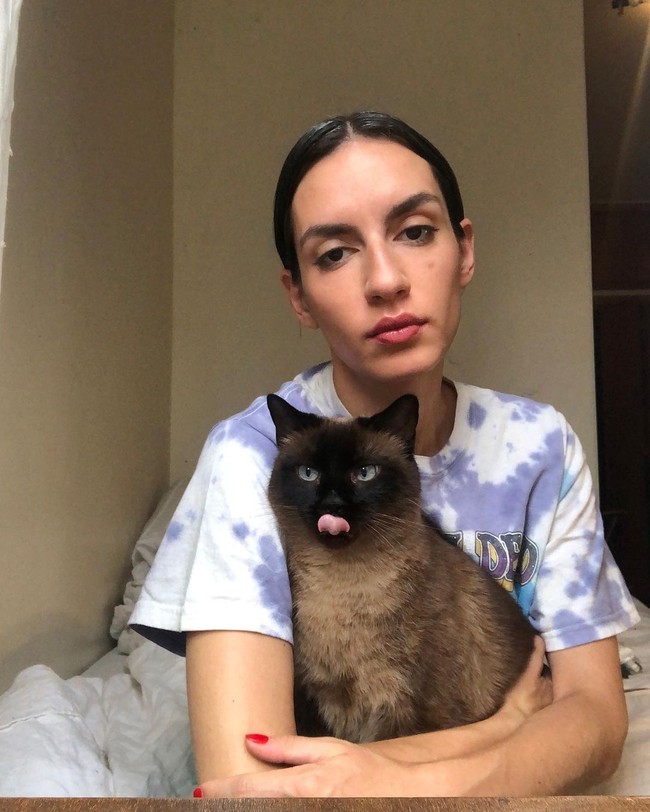 Setelah mempromosikan baju yang dijualnya itu, Anna mendapatkan banyak kritikan.  Foto: dok. Instagram