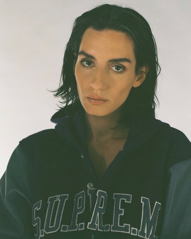 Tidak hanya memakainya, namun Anna dan temannya sesama Influencernya Dasha Nekrasova menjual kaus yang desainnya mirip dengan bendera hitam putih kelompok teror ISIS. Foto: dok. Instagram