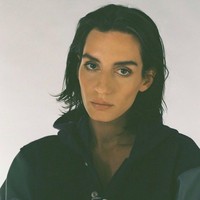 Tidak hanya memakainya, namun Anna dan temannya sesama Influencernya Dasha Nekrasova menjual kaus yang desainnya mirip dengan bendera hitam putih kelompok teror ISIS. Foto: dok. Instagram