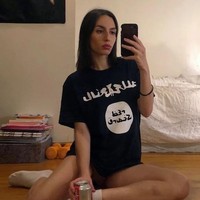 Ini Anna Khachiyan yang jadi sensasi setelah menggunakan kaus bertema bendera ISIS. Dia memamerkan kaus tersebut untuk mempromosikan podcastnya.  Foto: dok. Instagram