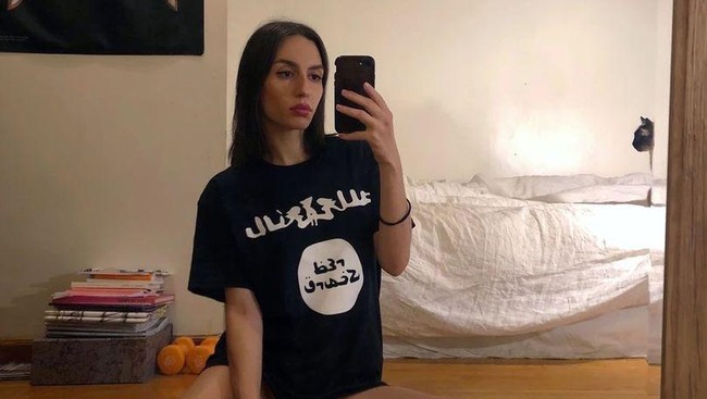 Ini Anna Khachiyan yang jadi sensasi setelah menggunakan kaus bertema bendera ISIS. Dia memamerkan kaus tersebut untuk mempromosikan podcastnya.  Foto: dok. Instagram