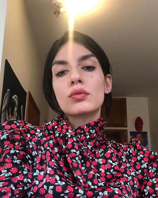 Seluruh keluarga ayah saya berasal dari Mosul. Jika dia melihat Anda mengenakan ini di depan umum, itu hanya akan mengingatkannya pada rasa sakit, penderitaan, dan trauma keluarga, teman, dan masyarakat kami.” Itu tidak lucu, tidak lucu, Anda tidak meniru apa pun, Anda memakai bendera teroris, komentar netizen.  Foto: dok. Instagram