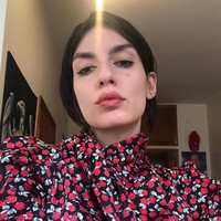 Seluruh keluarga ayah saya berasal dari Mosul. Jika dia melihat Anda mengenakan ini di depan umum, itu hanya akan mengingatkannya pada rasa sakit, penderitaan, dan trauma keluarga, teman, dan masyarakat kami.” Itu tidak lucu, tidak lucu, Anda tidak meniru apa pun, Anda memakai bendera teroris, komentar netizen.  Foto: dok. Instagram