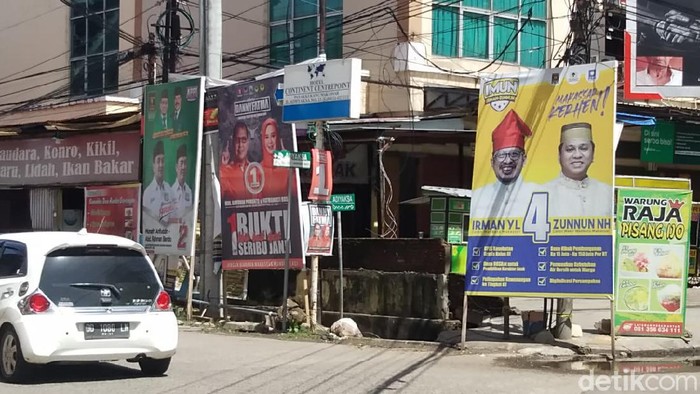 APK berupa baliho Paslon Pilwalkot Makassar masih bertebaran di masa tenang.