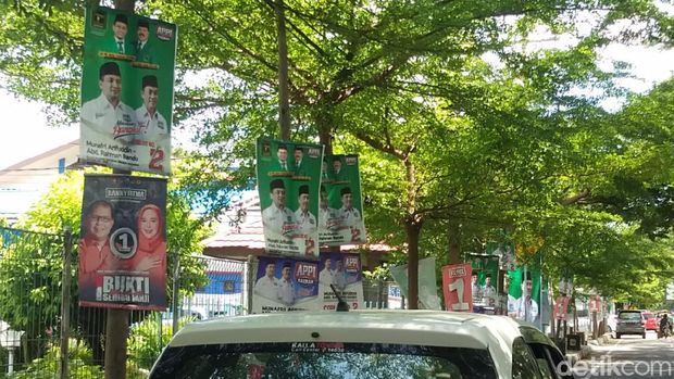 APK berupa baliho Paslon Pilwalkot Makassar masih bertebaran di masa tenang.