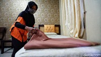 Di setiap kamar telah difasilitasi tempat tidur, lemari, meja, kursi hingga televisi.