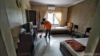Petugas membersihkan kamar yang akan digunakan oleh pasien Corona kategori orang tanpa gejala (OTG). 