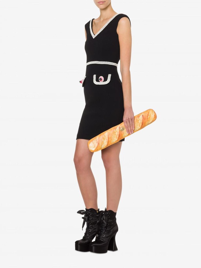 Baguette Bag dari Moschino.