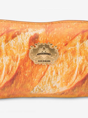 Baguette Bag dari Moschino.