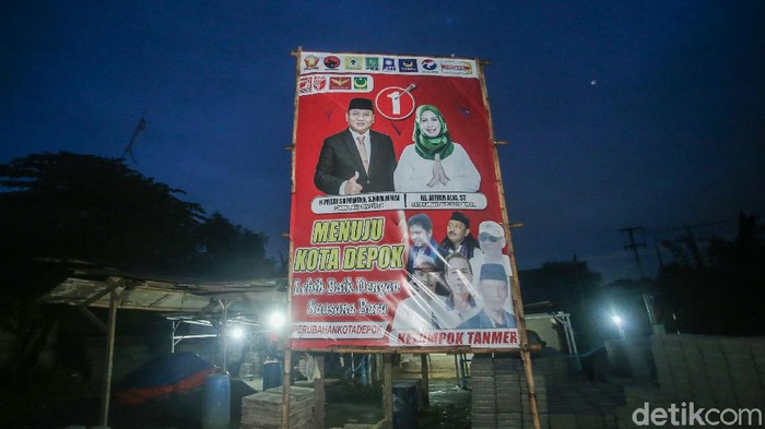 Meski telah memasuki masa tenang namun sejumlah spanduk Pilwalkot Depok masih 'mejeng' di pinggir jalan.