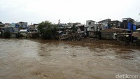 Banjir merendam permukiman warga yang berada di bantaran sungai Ciliwung.