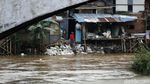Banjir Mulai Rendam Permukiman di Sungai Ciliwung