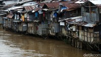 Aliran air tampak mengalir deras di depan deretan rumah semi permanen di bantaran sungai Ciliwung.
