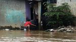 Banjir Mulai Rendam Permukiman di Sungai Ciliwung