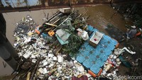 Sampah yang sebelumnya terbawa aliran air nyangkut dan menumpuk di pinggir sungai. Sampah didominasi oleh botol bekas dan styrofoam.
