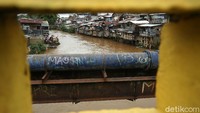 Hujan yang mengguyur sejumlah kawasan di Jakarta sejak Senin (07/12/2020) membuat sungai Ciliwung meluap.