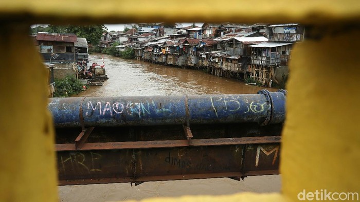 Banjir Rendam Bantaran Sungai Ciliwung Sungai Ciliwung meluap akibat hujan deras yang mengguyur Jakarta, Senin (7/12/2020). Akibatnya, 34 RT di bantaran sungai terendam banjir.