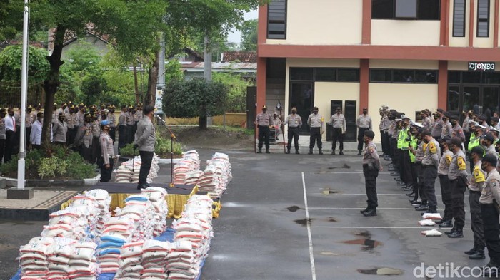 Pandemi COVID-19 berdampak pada ekonomi warga Bojonegoro. Polres Bojonegoro menyalurkan bantuan beras dari Mabes Polri sebanyak 2 ton.