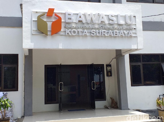 Sebanyak 56 Pengawas TPS (PTPS) di Surabaya dinyatakan positif COVID-19. Itu berdasarkan hasil tes swab yang dilakukan pada 1 hingga 5 Desember.