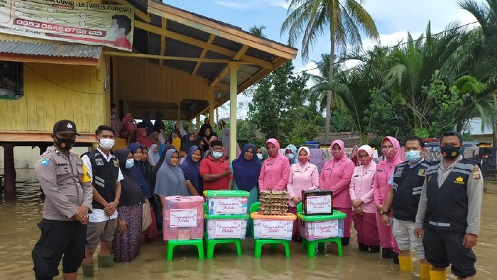 Bhayangkari Polres Lhokseumawe Serahkan Bantuan