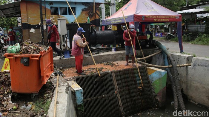 Curah Hujan Tinggi Pemkot Surabaya Intensifkan Pengerukan Saluran Drainase