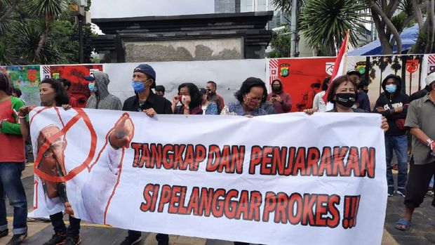 Demo di Polda Metro jelang pemeriksaan Habib Rizieq