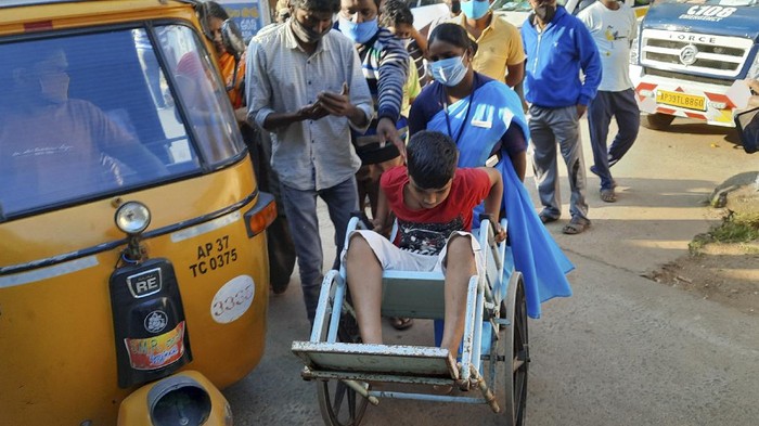 Otoritas di India sedang menyelidiki penyebab penyakit tak dikenal yang menyebabkan lebih dari 200 orang dirawat di rumah sakit selama akhir pekan.