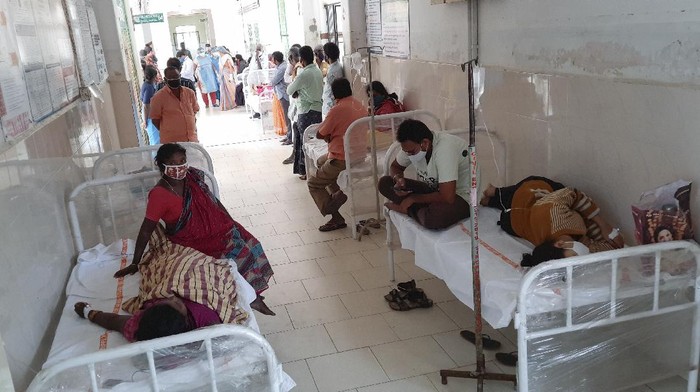 Otoritas di India sedang menyelidiki penyebab penyakit tak dikenal yang menyebabkan lebih dari 200 orang dirawat di rumah sakit selama akhir pekan.