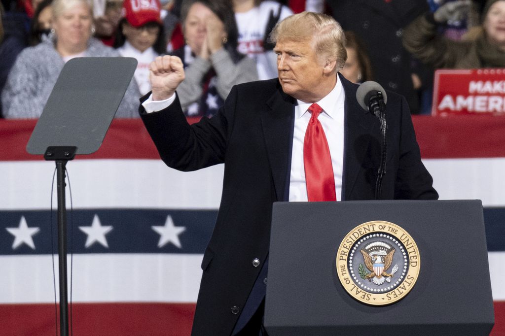 Donald Trump saat menemui pendukungnya di Georgia President Donald Trump addresses the crowd at a rally for U.S. Senators Kelly Loeffler, R-Ga., and David Perdue, R-Ga., who are both facing runoff elections Saturday, Dec. 5, 2020, in Valdosta, Ga. (AP Photo/Ben Gray)