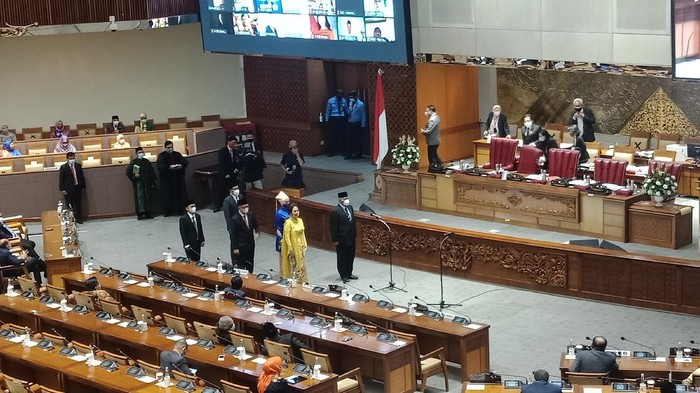 DPR Lantik 6 Anggota PAW
